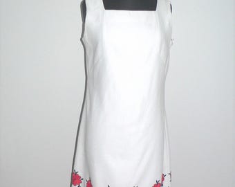 Robe années 60 sans manches en coton piqué blanc avec fleurs rouges brodées par Andrea Gayle