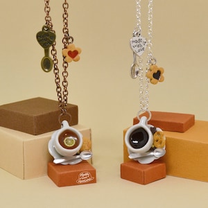 Colar Xícara de Chá e Café Artesanal com Fatia de Limão e Mini Biscoitos Moldados à Mão – Pausa para Café e Chá