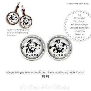 Könnte beinhalten: Ein Paar silberne Ohrringe mit einem Schwarz-Weiß-Bild eines Mädchens mit der Gleichung "2 x 3 = 4" auf jedem Ohrring. Die Ohrringe haben einen Durchmesser von 12 mm und sind als Ohrringe, Anhänger, Schlüsselanhänger und mehr erhältlich.