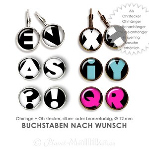 Könnte beinhalten: Ein Set mit 12 mm großen Ohrringen aus Silber oder Bronze mit verschiedenen Buchstaben, Satzzeichen und Symbolen. Die Ohrringe können als Ohrstecker, Hängeohrringe oder Charms getragen werden. Die Buchstaben sind schwarz-weiß, während die Satzzeichen und Symbole in verschiedenen Farben gehalten sind, darunter Pink, Blau und Schwarz.