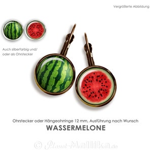 Könnte beinhalten: Wassermelonen-Ohrringe mit grüner Schale und rotem Fruchtfleisch. Die Ohrringe haben einen Durchmesser von 12 mm und sind als Ohrstecker oder Hängeohrringe erhältlich.