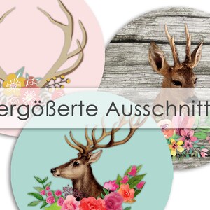 Puede incluir: Tres recortes redondos de papel imprimibles que presentan una cabeza de ciervo con cuernos y acentos florales. Los recortes est&aacute;n sobre un fondo rosa, azul y de madera. El texto "vergr&ouml;&szlig;erte Ausschnitte" es visible en el centro de la imagen.