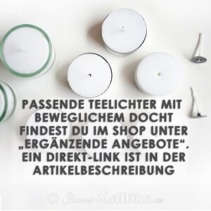 May include: White tea lights with a wick in the center, arranged on a white surface. The text "PASSENDE TEELICHTER MIT BEWEGLICHEM DOCHT FINDEST DU IM SHOP UNTER "ERG&Auml;NZENDE ANGEBOTE". EIN DIREKT-LINK IST IN DER ARTIKELBESCHREIBUNG" is written below the tea lights.