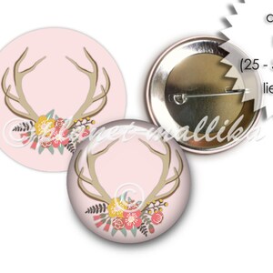 Puede incluir: Bot&oacute;n rosa con un dise&ntilde;o floral y una pareja de cuernos. El bot&oacute;n est&aacute; disponible en tama&ntilde;os de 25 a 59 mm.