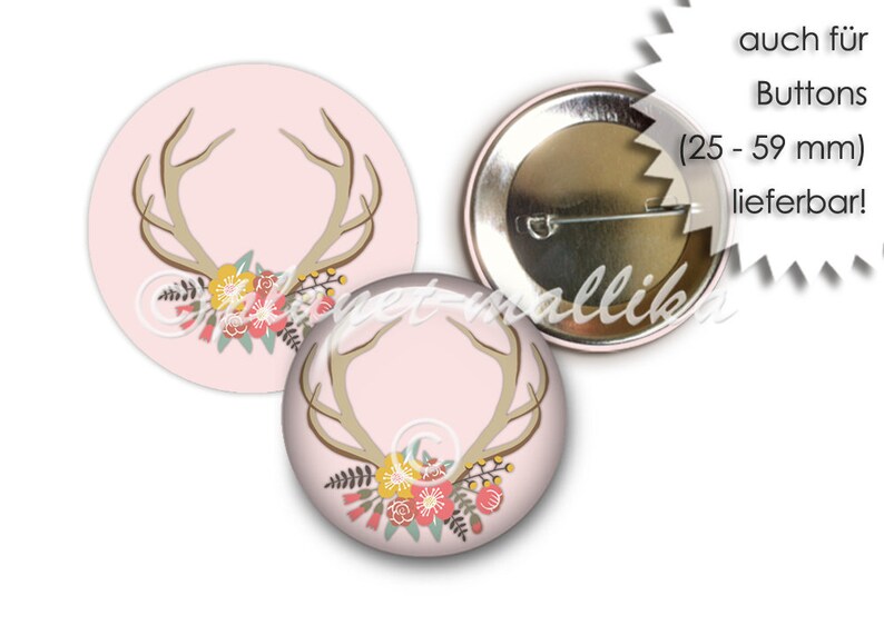 Puede incluir: Bot&oacute;n rosa con un dise&ntilde;o floral y una pareja de cuernos. El bot&oacute;n est&aacute; disponible en tama&ntilde;os de 25 a 59 mm.