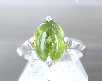 Peridot ring, size 6,75, sterling silver, peridot cabochon, eagle claws ring, natural stone, gemstone, green stone,one of kind ring,handmade