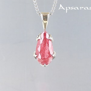 Może przedstawiać: Srebrny naszyjnik z łańcuszkiem i wisiorem w kształcie gruszki z różowego kamienia szlachetnego.