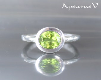 peridot ring, size 7,75, sterling silver, band ring for her, natural stone, gemstone ring, handmade, green stone ring, one of a kind ring