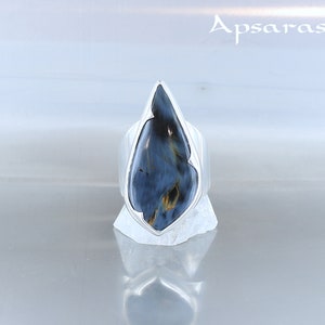 Peut inclure: Une bague en argent avec une pierre pr&eacute;cieuse en &oelig;il de tigre bleu et or sertie en forme de larme.