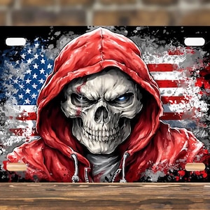 Puede incluir: Placa de matrícula con una calavera con una sudadera roja, sobre un fondo de la bandera estadounidense. La calavera tiene ojos azules intensos y una expresión amenazante. Diseño audaz.