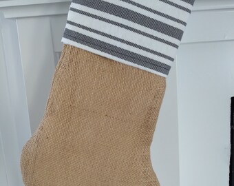 Meia de Natal de flanela e serapilheira