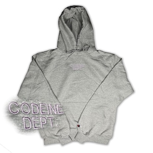 Puede incluir: Una sudadera con capucha gris Champion con un logotipo bordado en morado que dice "CODEINE DEPT."