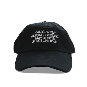 Könnte beinhalten: Schwarze Baseballkappe mit weiß gesticktem Text, der "Kanye West Album Listening May 31 2018 Jackson Hole" lautet