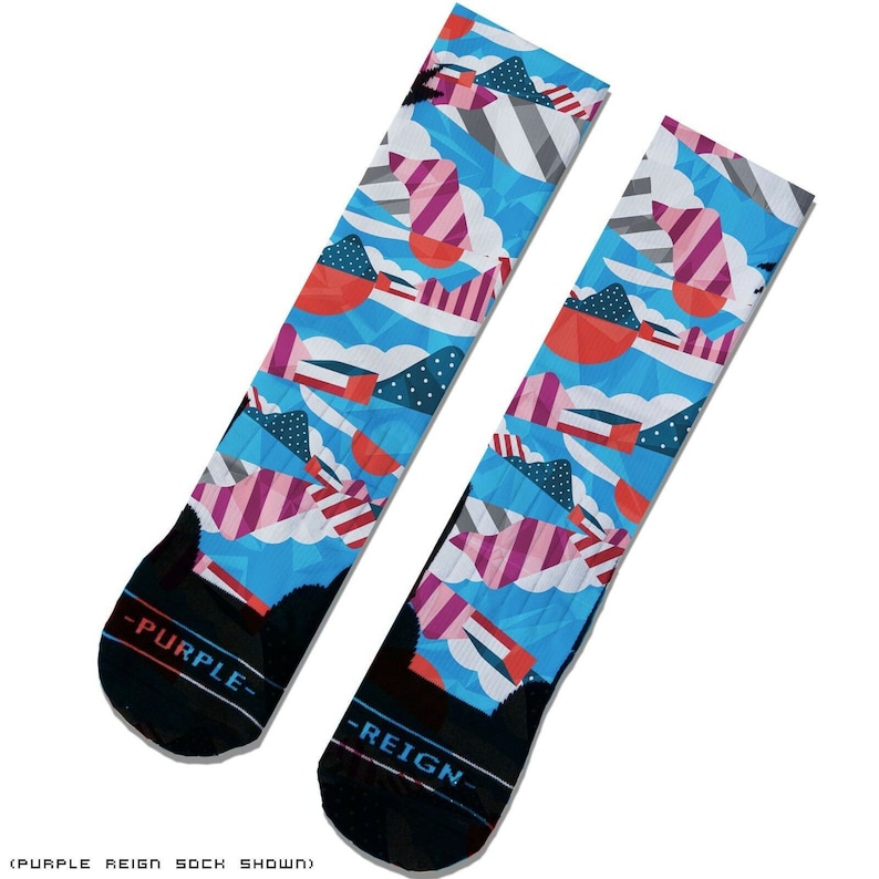 Pu&ograve; includere: Un paio di calzini con motivo blu, rosa, rosso e bianco con le parole "Purple Reign" su un calzino e "Reign" sull'altro calzino.