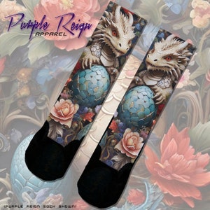 "Handgefertigte Purple Reign Socken ""Mystisches Drachenbaby Ei"" Magische Mittelalter-Fantasy-Themensocke."