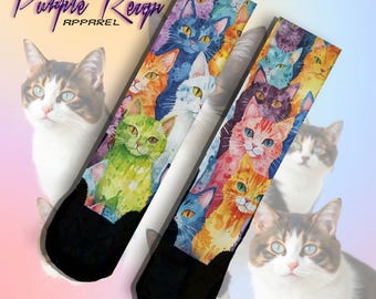 Limiterad upplaga av lila Reign "FÄRGGLADA KATTER"-strumpor – Personlig Sneakerhead-present – Livfulla Feline Crew-strumpor – Present till kattälskare och Sneakerheads