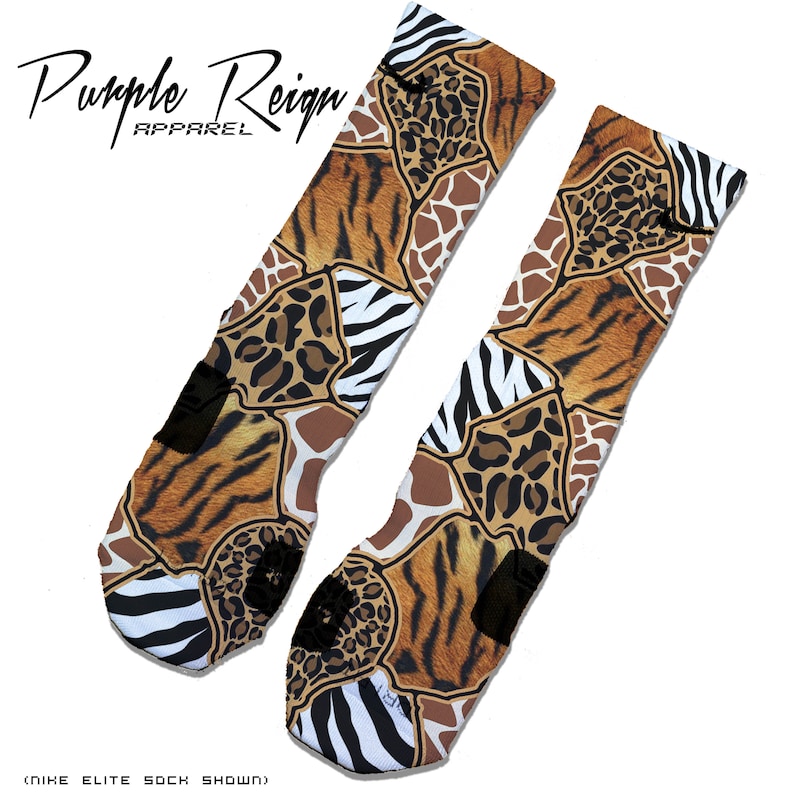 Puede incluir: Un par de calcetines coloridos con un dise&ntilde;o de patchwork que presenta estampados de tigre, cebra, leopardo y jirafa. Los calcetines son negros con una franja blanca en la parte superior y el texto "Purple Reign Apparel" est&aacute; impreso en la parte superior de los calcetines.