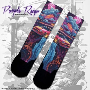 Könnte beinhalten: Ein Paar schwarze Socken mit einem farbenfrohen Design, das ein rosafarbenes Auto zeigt, das durch einen Wasserfall fährt, und einen rosafarbenen Mond am Himmel. Die Socken tragen den Text "Purple Reign Apparel".
