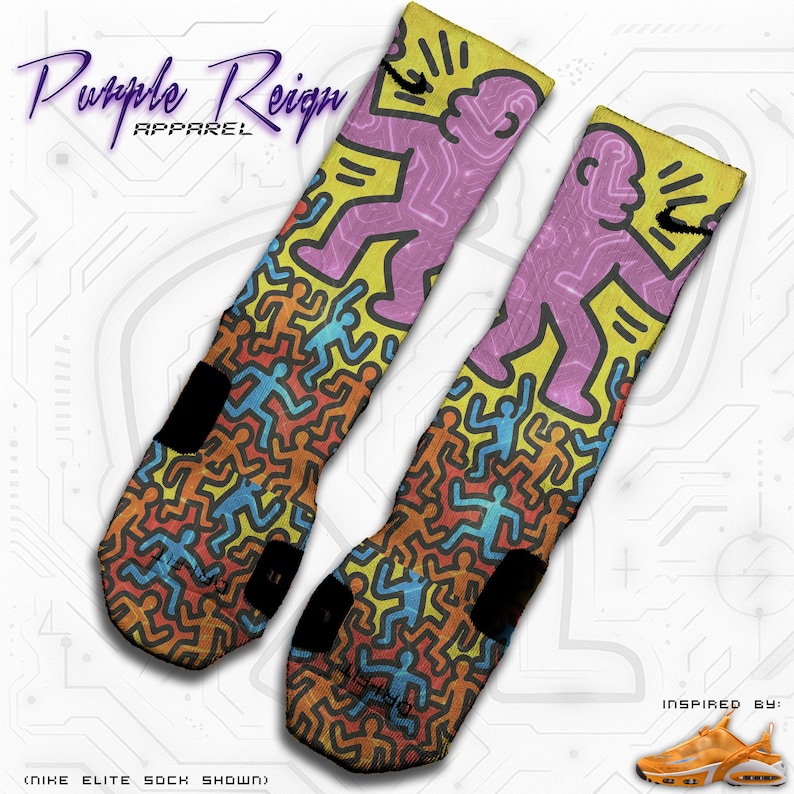 Może przedstawiać: Para kolorowych skarpet Nike Elite z powtarzającym się wzorem tańczących postaci w kolorze pomarańczowym, ż&oacute;łtym, niebieskim i czerwonym. Skarpety są inspirowane pracą popularnego artysty. Skarpety są pokazane na białym tle z graficznym wzorem.