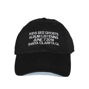 Könnte beinhalten: Schwarze Baseballkappe mit weiß gesticktem Text: "KIDS SEE GHOSTS ALBUM LISTENING JUNE 7 2018 SANTA CLARITA CA"