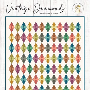 Puede incluir: Un patrón de colcha con un patrón de diamante repetido en varios tonos de verde, azul, rosa, naranja, amarillo y marrón. La colcha mide 60 pulgadas por 72 pulgadas.