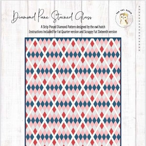 Może przedstawiać: Wzór patchworku o nazwie "Diamond Pane Stained Glass" zaprojektowany przez The Owl Hutch. Wzór przedstawia kształt diamentu wykonany z różowego, czerwonego, białego i niebieskiego materiału. Patchwork ma wymiary 127 cm x 178 cm.
