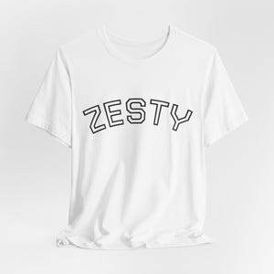 ZESTY Graphic Tee: Minimalistischer Varsity-Stil - Neutrale Farben