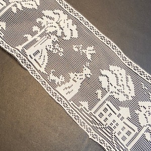 Può includere: Bordino in pizzo bianco con un delicato disegno floreale e una casa. Il pizzo è intricato e ha un aspetto vintage.