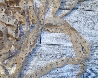 Vintage  narrow  stretch lace trim