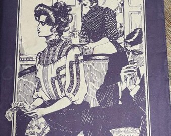 Peut inclure: Un patron de couture vintage "Gibson Girl Blouse" de Folkwear. La couverture violette présente une illustration en noir et blanc de personnages de l'époque victorienne. Le numéro du patron est 205, avec des instructions de couture.