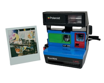 Polaroid Sun 600 met upcycled blauw, groen en rood front - vernieuwd, schoongemaakt en getest