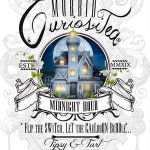 以下が含まれることがあります： Morbid Curiositea Midnight Hourコールドブリューティーの製品ラベル。夜のビクトリア様式の家、白いハイビスカスの花、そして「Flip the switch, let the cauldron bubble」、「Tipsy & Tart」、原材料名などのテキストがデザインされています。