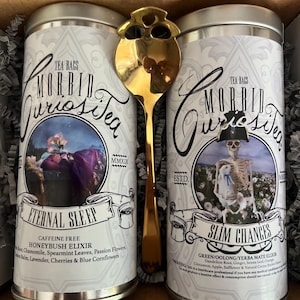 Könnte beinhalten: Zwei Teedosen mit dem Text "Morbid Curiositea" und einem goldenen Löffel. Eine Dose ist mit "Eternal Sleep" und die andere mit "Slim Chances" beschriftet. Die "Eternal Sleep" Dose zeigt eine Frau in einem lila Kleid. Die "Slim Chances" Dose zeigt ein Skelett.