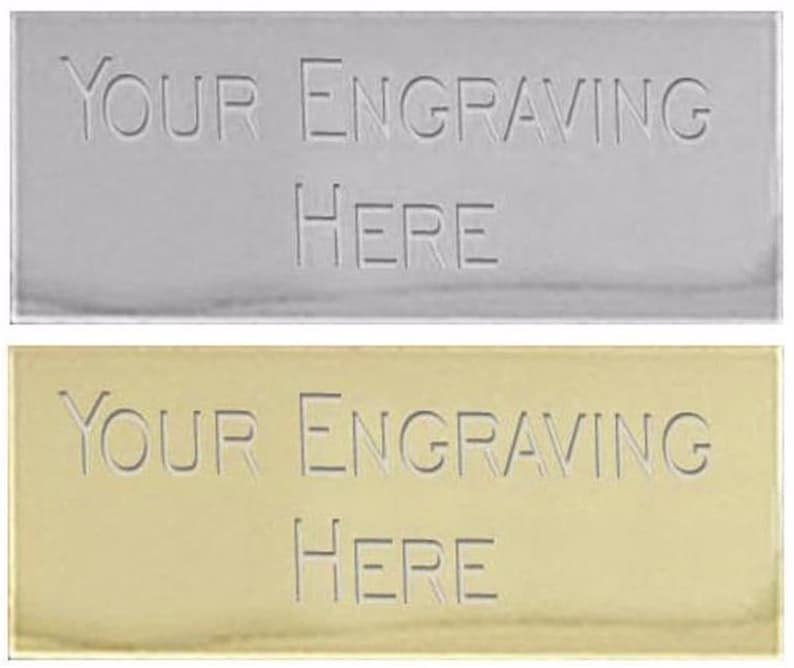 Peut inclure: Deux plaques rectangulaires en m&eacute;tal, l'une argent&eacute;e et l'autre dor&eacute;e, avec le texte "YOUR ENGRAVING HERE" grav&eacute; sur chacune.