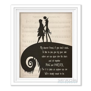 K&ouml;nnte beinhalten: Schwarz-wei&szlig;e Silhouette von Jack Skellington und Sally aus dem Film Nightmare Before Christmas auf einem schwarz-wei&szlig;en Notenblatt-Hintergrund. Der Text lautet "Mein liebster Freund, wenn du nichts dagegen hast... Ich m&ouml;chte mich dir an deine Seite gesellen, wo wir in die Sterne schauen und zusammen sitzen k&ouml;nnen JETZT und F&Uuml;R IMMER. Denn es ist klar wie der Tag, dass wir f&uuml;reinander bestimmt sind." Der Text "SHAY VAUCHAN PHOTOGRAPHY" befindet sich am unteren Rand des Bildes.