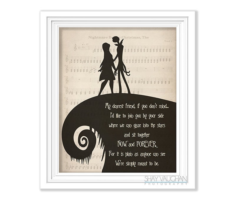 K&ouml;nnte beinhalten: Schwarz-wei&szlig;e Silhouette von Jack Skellington und Sally aus dem Film Nightmare Before Christmas auf einem schwarz-wei&szlig;en Notenblatt-Hintergrund. Der Text lautet "Mein liebster Freund, wenn du nichts dagegen hast... Ich m&ouml;chte mich dir an deine Seite gesellen, wo wir in die Sterne schauen und zusammen sitzen k&ouml;nnen JETZT und F&Uuml;R IMMER. Denn es ist klar wie der Tag, dass wir f&uuml;reinander bestimmt sind." Der Text "SHAY VAUCHAN PHOTOGRAPHY" befindet sich am unteren Rand des Bildes.