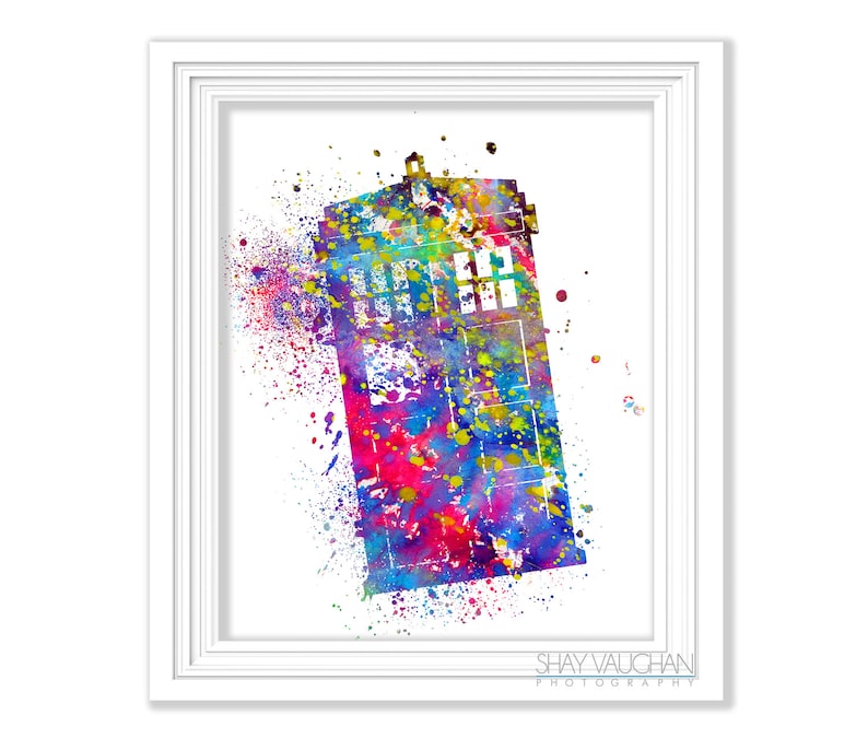 Pode incluir: Uma pintura aquarela colorida de uma caixa de pol&iacute;cia azul, um s&iacute;mbolo popular da s&eacute;rie de televis&atilde;o de fic&ccedil;&atilde;o cient&iacute;fica brit&acirc;nica Doctor Who. A pintura &eacute; feita em um estilo de respingos, com respingos de tinta rosa, amarela, verde e azul.