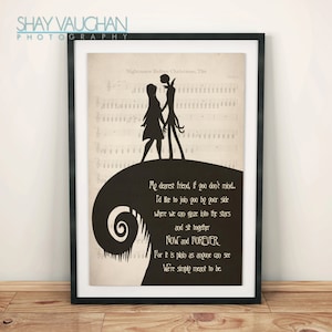 K&ouml;nnte beinhalten: Eine schwarz-wei&szlig;e Silhouette von Jack Skellington und Sally aus dem Film "Nightmare Before Christmas" steht auf einem H&uuml;gel mit den Texten des Liedes "This is Halloween" darunter. Der Hintergrund ist ein Notenblatt.