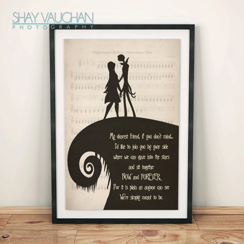 K&ouml;nnte beinhalten: Eine schwarz-wei&szlig;e Silhouette von Jack Skellington und Sally aus dem Film "Nightmare Before Christmas" steht auf einem H&uuml;gel mit den Texten des Liedes "This is Halloween" darunter. Der Hintergrund ist ein Notenblatt.