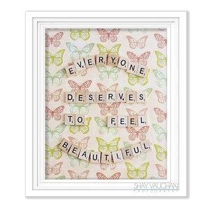 Mariposa arte impresión Scrabble cartas fotografía todo el mundo merece sentirse hermosa cita Shabby Home Decor pared arte bellas artes regalo (No.307)