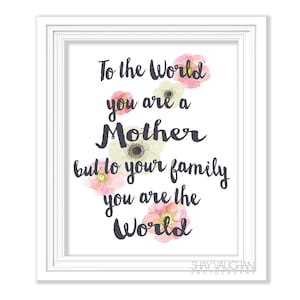 Könnte beinhalten: Weißer gerahmter Druck mit floralem Design und dem Text "To the World you are a Mother but to your family you are the World" mit der Unterschrift "SHAY VAUCHAN PHOTOGRAPHY" unten.