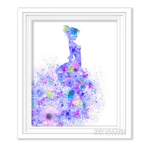 Puede incluir: Una pintura de acuarela de la silueta de una mujer con un patr&oacute;n floral en tonos de morado, azul y rosa. La obra de arte est&aacute; enmarcada en un marco blanco y tiene el texto "SHAY VAUGHAN PHOTOGRAPHY" en la parte inferior.
