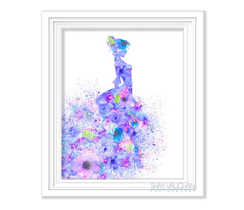 Puede incluir: Una pintura de acuarela de la silueta de una mujer con un patr&oacute;n floral en tonos de morado, azul y rosa. La obra de arte est&aacute; enmarcada en un marco blanco y tiene el texto "SHAY VAUGHAN PHOTOGRAPHY" en la parte inferior.