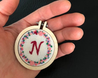Initial N cross stitch necklace | embroidered gift | initial necklace | mini embroidery hoop | embroider necklace | embroidery accessories.