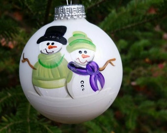 Adorno navideño personalizado de pareja de muñecos de nieve pintado a mano