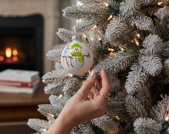 Adorno navideño de muñeco de nieve personalizado por artista, pintado a mano.