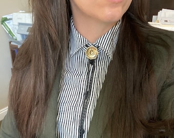 Silver Concho Bolo Slips: Western Wear Wedding Bolo Slips Lädersnöre Indiska Smycken Rodeo Wear Läder Bolo Slips Lariat Halsband 11526-1