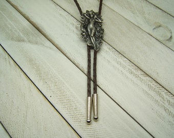 Plata Bolo Tie Lariat Y-Collar Bola Tie Western Wear Bolos Cowgirl Collar Bolo Tie para mujer Boho Chic Collar Regalo para ella 80516-1