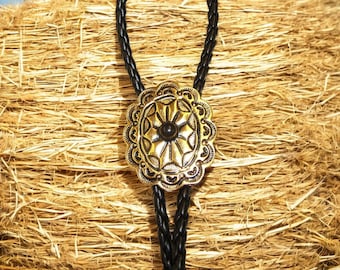 Collier Bolo Western Rétro – Selle Dorée Strass Et Tressé Métallisé – Vintage
