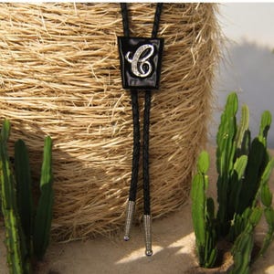 Inicial Bolo Tie Carta Bolo Tie Personalizado Bolo Tie Collar Occidental Corbata Plata Bolo Tie Boho Chic Joyería Hombres Mujeres Bolo Ties 80626